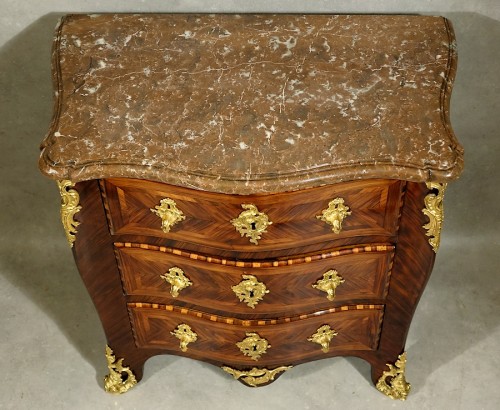 XVIIIe siècle - Commode d'entre-deux en bois de violette - Travail parisien d'époque Louis XV