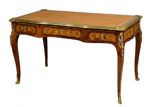 Petit bureau plat d&#039;époque Louis XV attribué à Pierre Roussel - Paris XVIIIe
