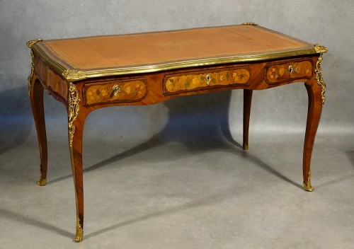 Petit bureau plat d'époque Louis XV attribué à Pierre Roussel - Paris XVIIIe - Mobilier Style Louis XV