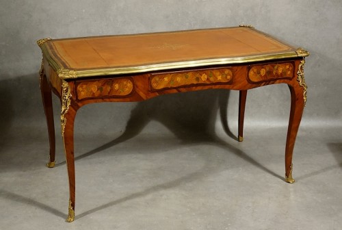 Furniture  - Petit bureau plat d&#039;époque Louis XV attribué à Pierre Roussel - Paris XVIIIe