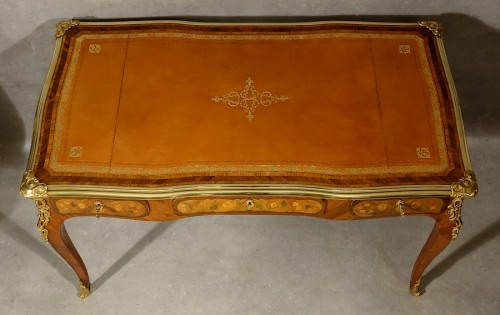 Petit bureau plat d&#039;époque Louis XV attribué à Pierre Roussel - Paris XVIIIe - Louis XV