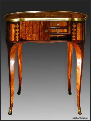 Table rognon attribuée à Pierre Roussel d'époque Louis XV - Mobilier Style Louis XV