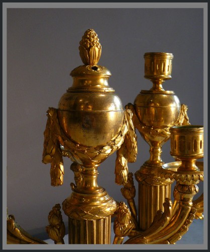 Luminaires Bougeoirs et Chandeliers - Paire de flambeaux d'époque Louis XVI