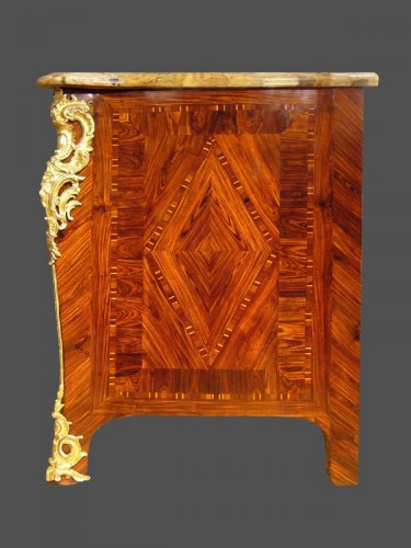 Mobilier Commode - Commode estampillée F.G d'époque XVIIIe siècle, bronzes au "C" couronné