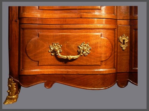 Commode en noyer massif d'époque début XVIIIe siècle - Mobilier Style Louis XIV