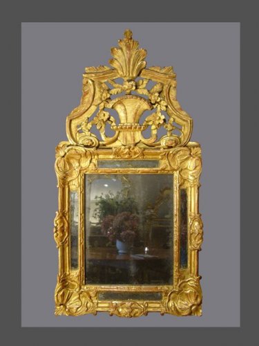 Miroir en bois doré et sculpté d'époque premier tiers du XVIIIe siècle
