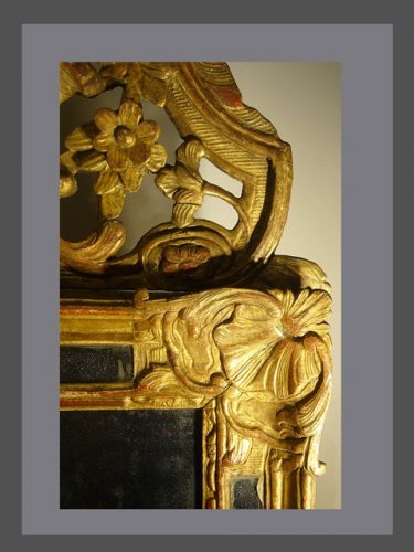 Miroirs, Trumeaux  - Miroir en bois doré et sculpté d'époque premier tiers du XVIIIe siècle