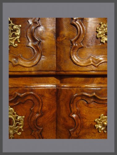 Furniture  - 18th century chest of drawers
