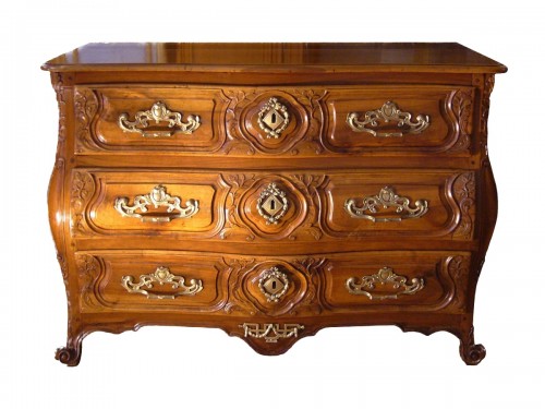 Commode lyonnaise moulurée et sculptée d'époque XVIIIe siècle