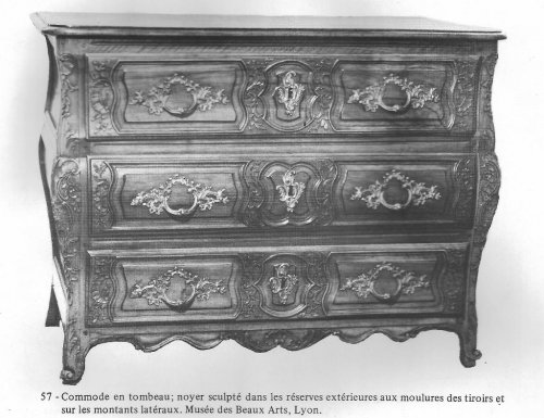 Commode lyonnaise moulurée et sculptée d'époque XVIIIe siècle - Mobilier Style Louis XV