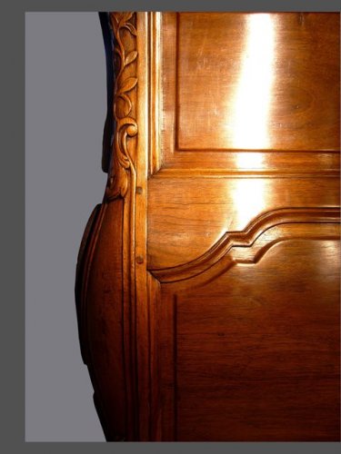 XVIIIe siècle - Commode lyonnaise moulurée et sculptée d'époque XVIIIe siècle