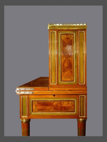 Louis XVI - Bureau à gradin d'époque Louis XVI estampillé Kintz