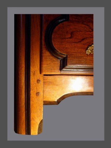 Commode en noyer d'époque premier tiers du XVIIIe siècle - Louis XIV