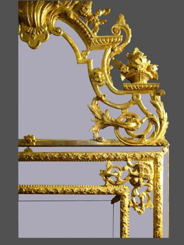 Miroirs, Trumeaux  - Miroir en bois doré et sculpté d'époque de la Régence