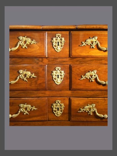 18th century walnut commode - Furniture Style Louis XIV