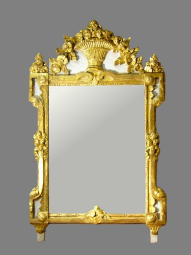 Miroir dit "de Beaucaire" en bois doré d'époque Transition