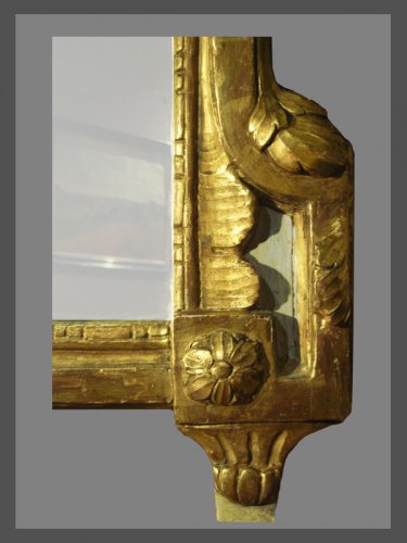 Miroir dit "de Beaucaire" en bois doré d'époque Transition - Miroirs, Trumeaux Style Transition