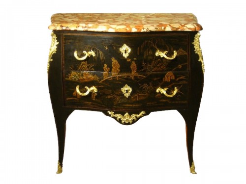 Commode sauteuse en laque de Chine, époque Louis XV estampillée Jacques DUBOIS