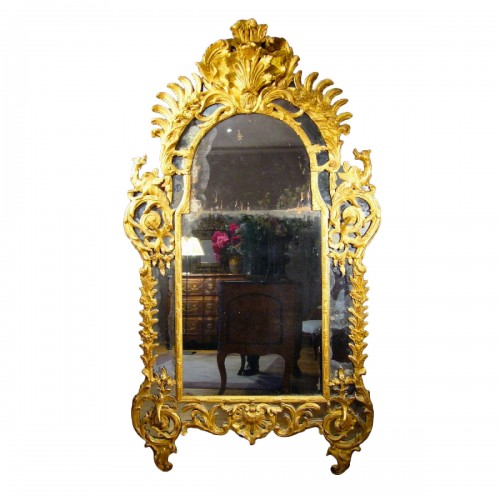 Miroir en bois sculpté et doré à décor de chimères d'époque Régence