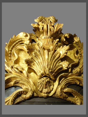 Miroir en bois sculpté et doré à décor de chimères d'époque Régence - Miroirs, Trumeaux Style Régence