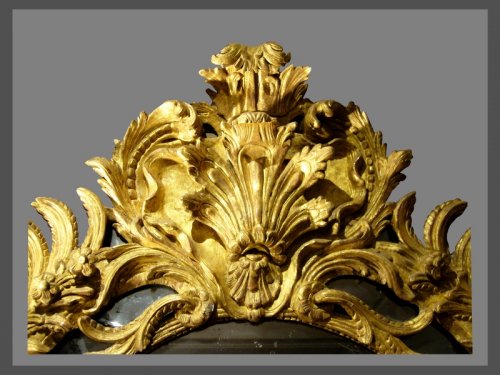Miroirs, Trumeaux  - Miroir en bois sculpté et doré à décor de chimères d'époque Régence