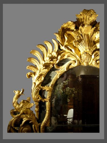 Miroir en bois sculpté et doré à décor de chimères d'époque Régence - Antiquités Rigot et Fils