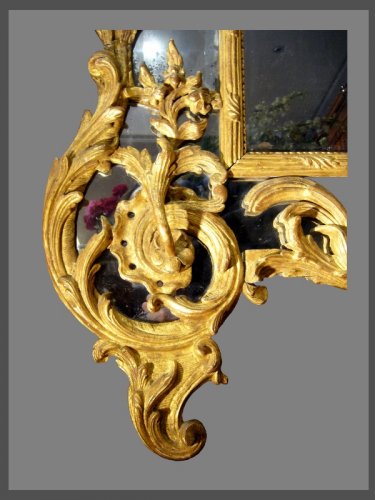 XVIIIe siècle - Miroir en bois sculpté et doré à décor de chimères d'époque Régence