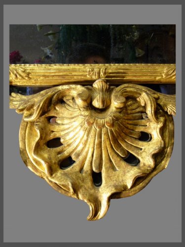 Miroir en bois sculpté et doré à décor de chimères d'époque Régence - Régence