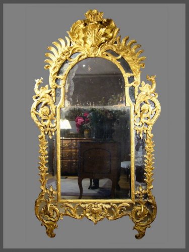 Régence - Miroir en bois sculpté et doré à décor de chimères d'époque Régence
