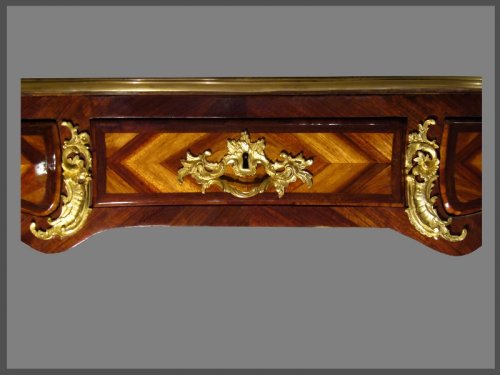 Bureau plat d'époque Louis XV estampillé ROUSSEL - Mobilier Style Louis XV