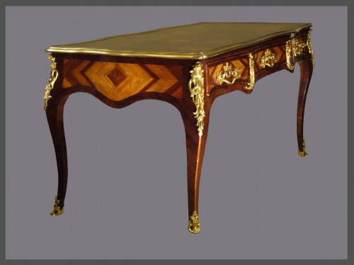 Antiquités - Bureau plat d'époque Louis XV estampillé ROUSSEL