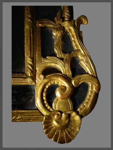 Miroir à fronton en bois sculpté et doré d'époque milieu XVIIIe siècle - Louis XV
