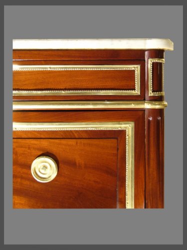 A Louis XVI ormolu-mounted mahogany commode - Furniture Style Louis XVI