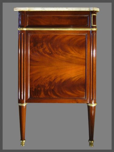 Antiquités - A Louis XVI ormolu-mounted mahogany commode