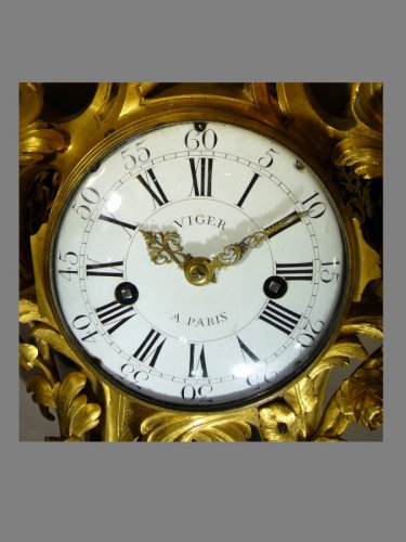 Cartel en bronze doré d'époque Louis XV signé Viger - Horlogerie Style Louis XV