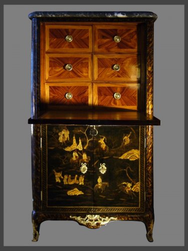 Mobilier Bureau et Secrétaire - Secrétaire en laque de Chine d'époque Louis XV estampillé J.F. DUBUT