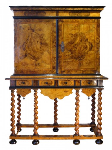 Cabinet-on-Stand, by Thomas HACHE