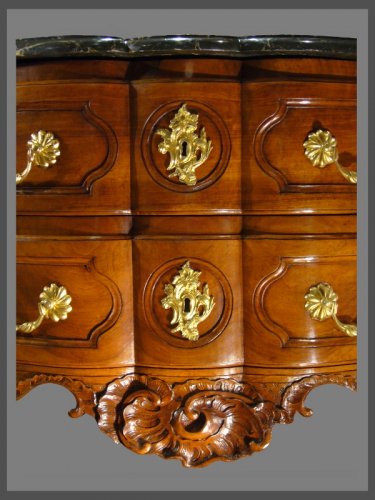 An exceptional crossbow shaped solid blond walnut commode. - Furniture Style Louis XV