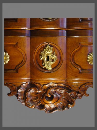 XVIIIe siècle - Commode d'époque Louis XV au "R couronné"