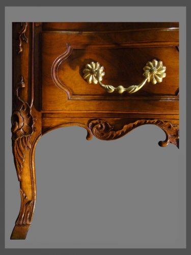 An exceptional crossbow shaped solid blond walnut commode. - Louis XV