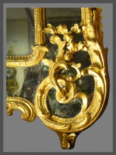 Louis XV - A very decorative Louis XV pierced, carved, and giltwood mirror