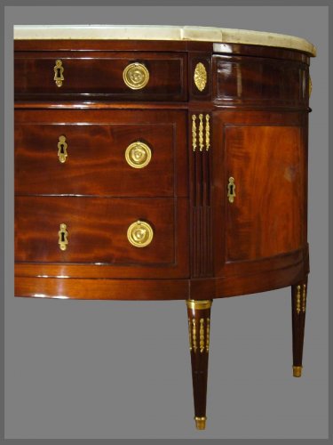 Commode de forme demi-lune d'époque Louis XVI estampillée N. PETIT - Antiquités Rigot et Fils