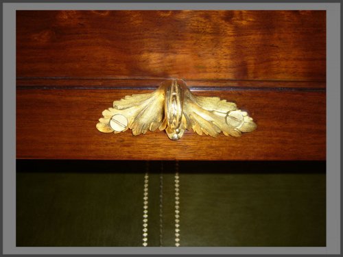 XVIIIe siècle - Bureau cylindre en acajou et acajou moucheté d'époque Louis XVI