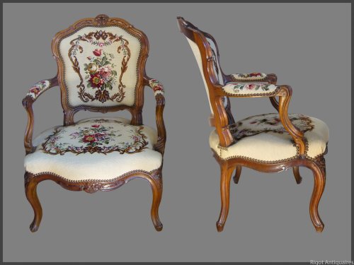 Sièges Fauteuil & Bergère - Paire de fauteuils cabriolet d'époque Louis XV par Pierre NOGARET