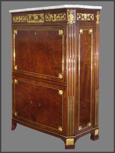 Mobilier Bureau et Secrétaire - Secrétaire en acajou estampillé RIESENER d'époque Louis XVI