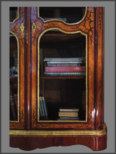 Bibliothèque en armoire d'époque milieu du XVIIIe siècle estampillée LARDIN - Louis XV