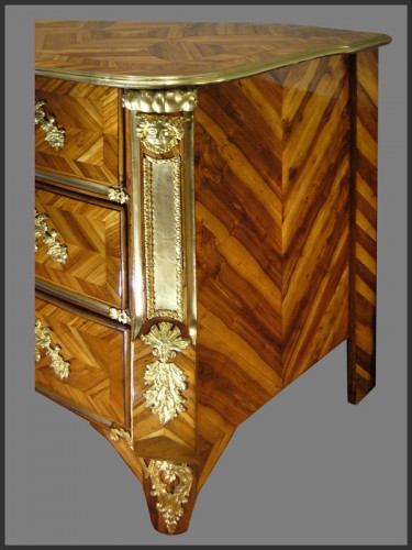 Commode marquetée d'époque début XVIIIe siècle par Thomas HACHE - Mobilier Style Louis XIV