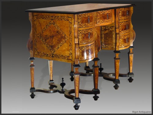 Bureau dit Mazarin d'époque début XVIIIe siècle par Thomas HACHE - Mobilier Style Louis XIV