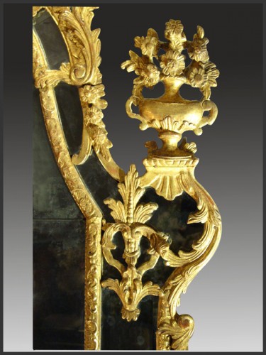 Miroirs, Trumeaux  - Miroir en bois sculpté et doré d'époque Régence