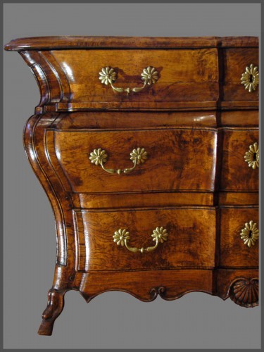 Mobilier Commode - Commode bressane d'époque du premier tiers du XVIIIe siècle